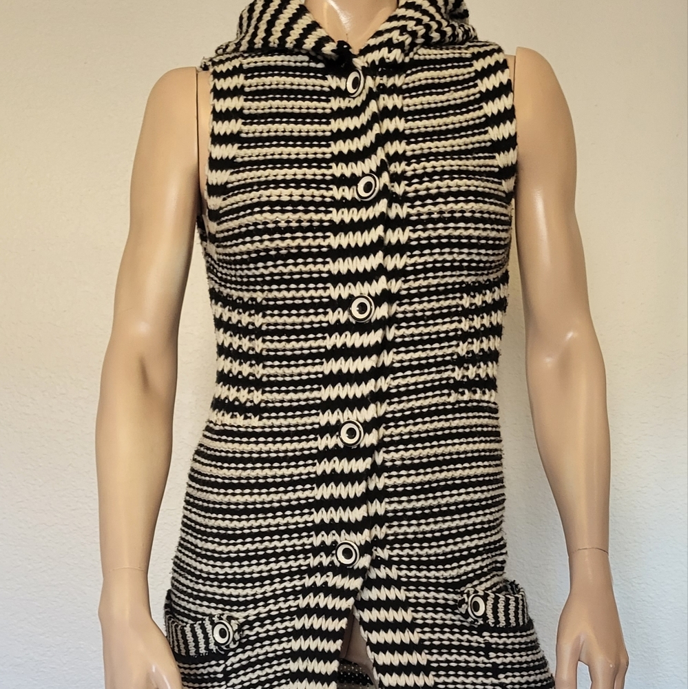 Black N white Twenty-one striped knitted Hoodia vest with pocket